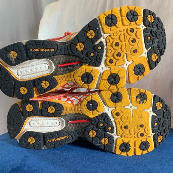 Women's New Balance Run Disney Minnie Mouse Running Shoes - Picture 9 of 12